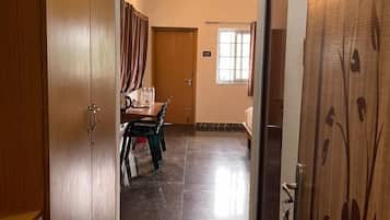 豪華三人房 | 書桌、筆電工作空間、隔音、免費無線上網