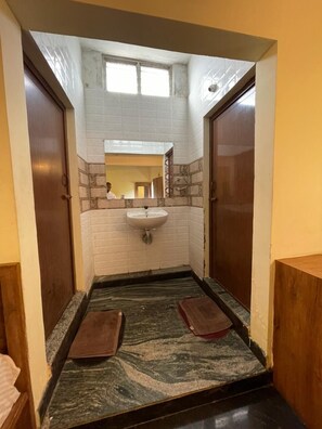 Family Room | Desk, laptop workspace, soundproofing, free WiFi