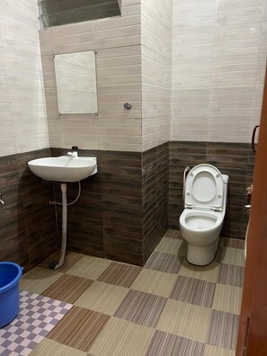 Chambre Double Standard | Salle de bain | Douche, articles de toilette gratuits, serviettes fournies, savon