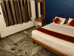 Standard-Doppelzimmer | Schreibtisch, laptopgeeigneter Arbeitsplatz, kostenloses WLAN