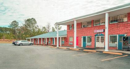 Affordable Retreat w/ Private Bath + Free Parking Near Downtown Durham
