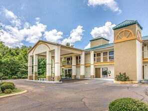 Exterior - Budget Room Near Zaxby’s, Gas Station, and Grenada Dining Essentials (Grenada)