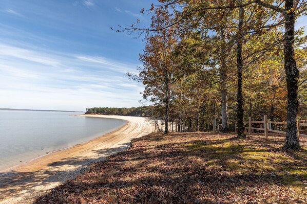 Beach - Budget Room Near Zaxby’s, Gas Station, and Grenada Dining Essentials (Grenada)