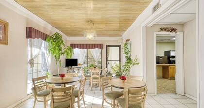 Budget Stop in Grenada w/ Nearby Dining, King Bed & Pet-Friendly Stay