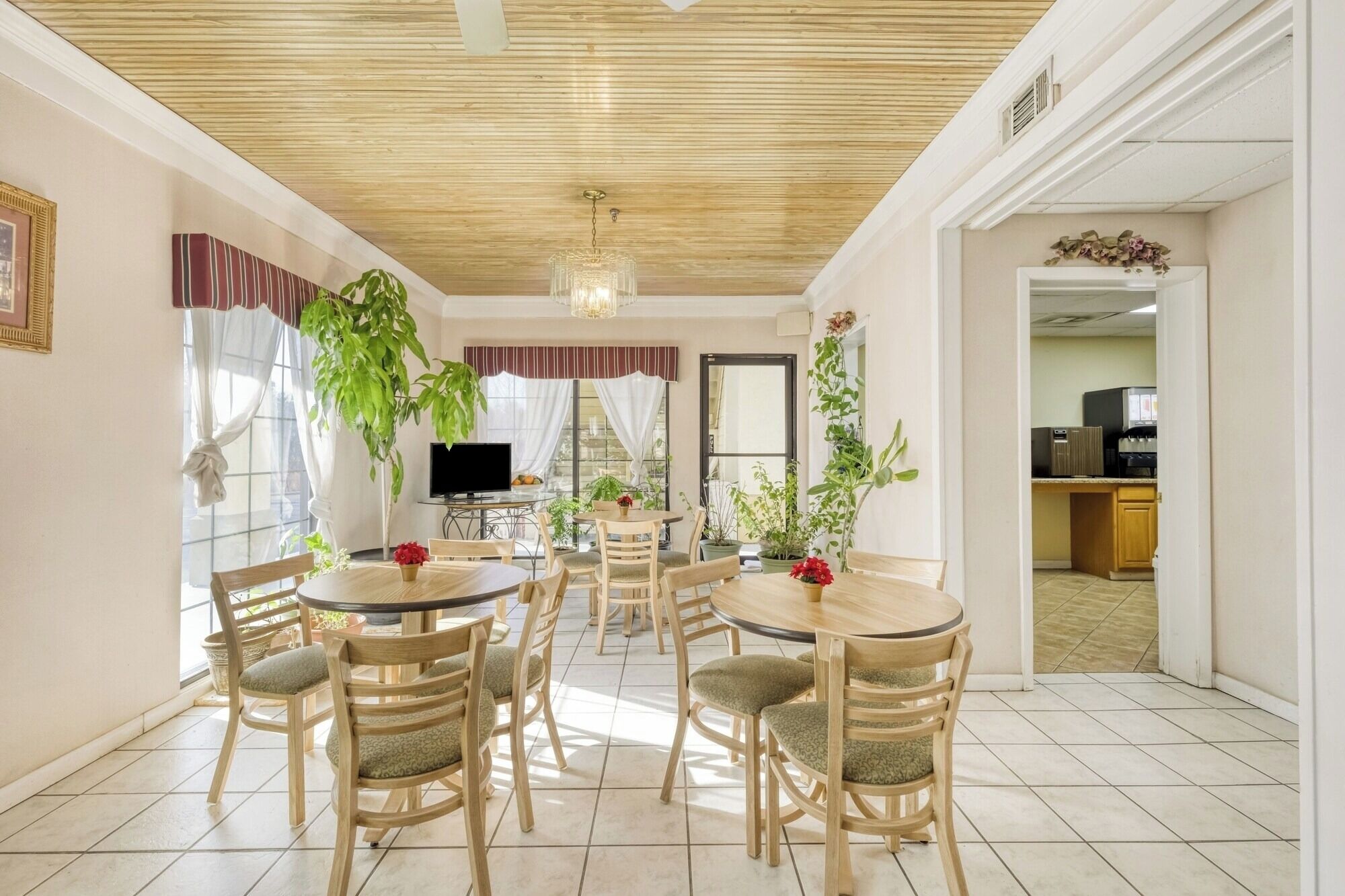Start mornings with sunshine in the casual breakfast nook.