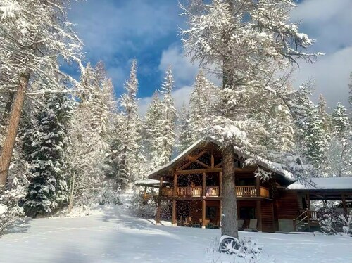 Fantastic log home 10 minutes from the west entrance of Glacier National Park