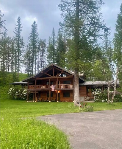 Fantastic log home 10 minutes from the west entrance of Glacier National Park