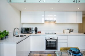 Fridge, microwave, oven, stovetop - The Paddington Mews-by Out of Office Lifestyle (Greater London)