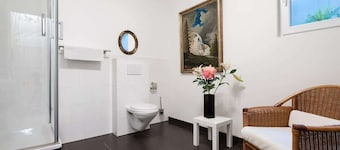 Charming Apartment with Private Access at Thoeny