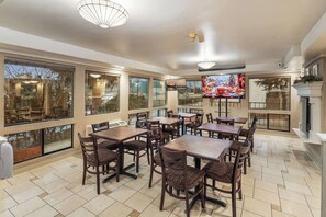 Dining - Comfortable Space for Travelers Exploring Pike Place Market & More (Renton)