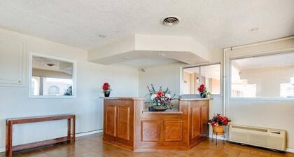 Unwind In Room Near Route 66 Attractions W/ Parking + Pets Allowed