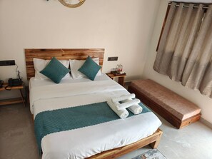 Triple Room, Air conditioning | Desk, laptop workspace, free WiFi