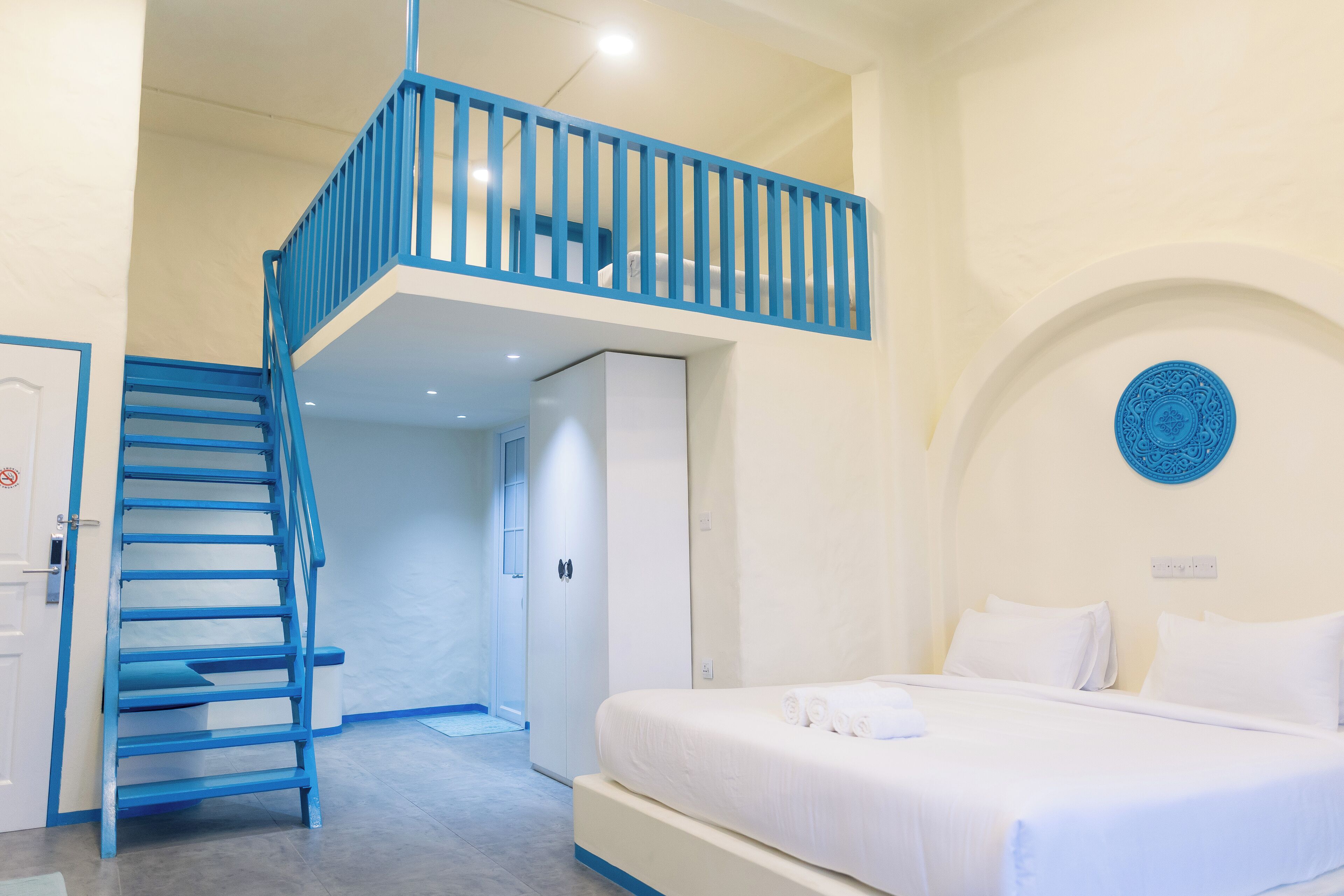 Habitación cuádruple, balcón, vistas al mar | Ropa de cama de alta calidad, colchones viscoelásticos, minibar