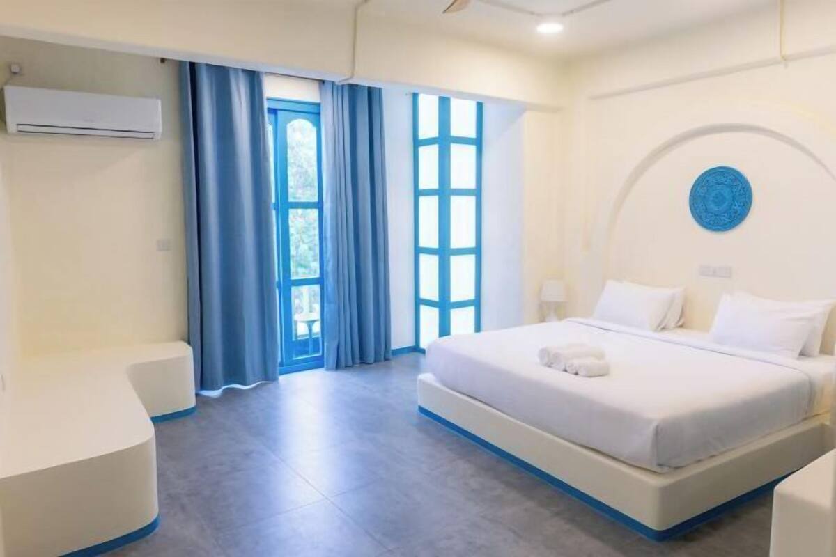 Ropa de cama de alta calidad, colchones con efecto memoria y minibar