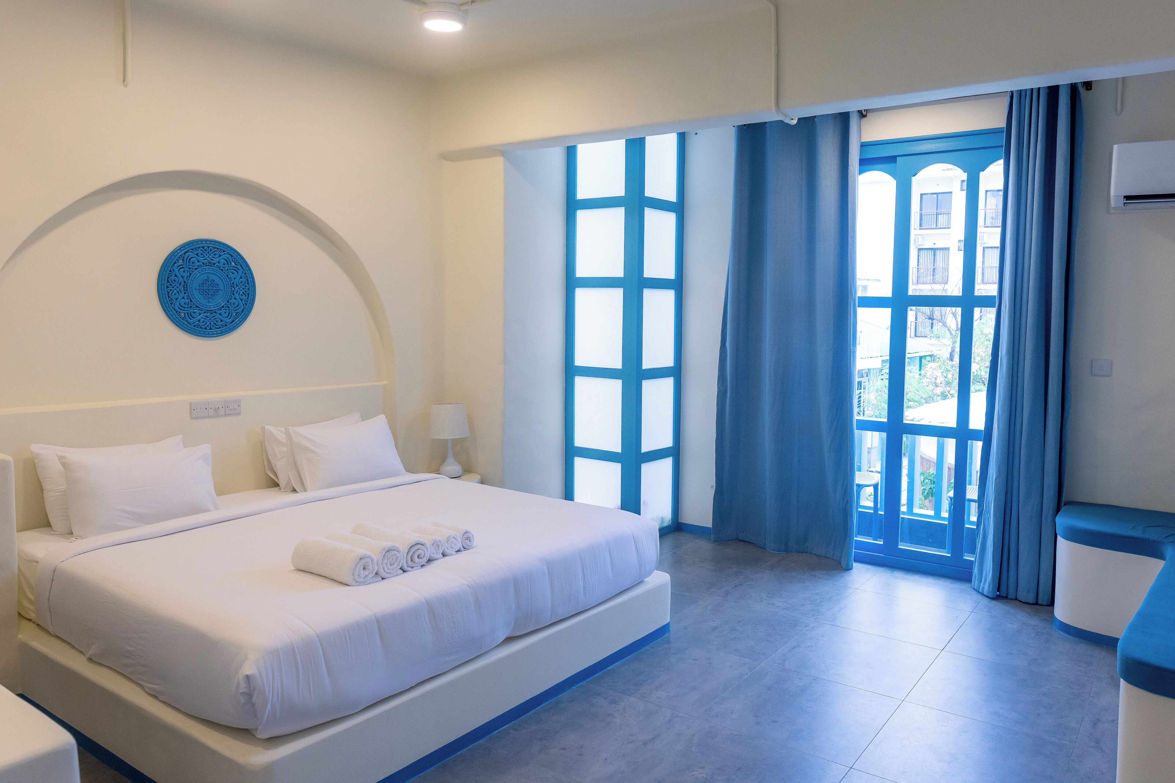 Quarto casal ou duplo superior, sacada, vista para a cidade | Roupas de cama premium