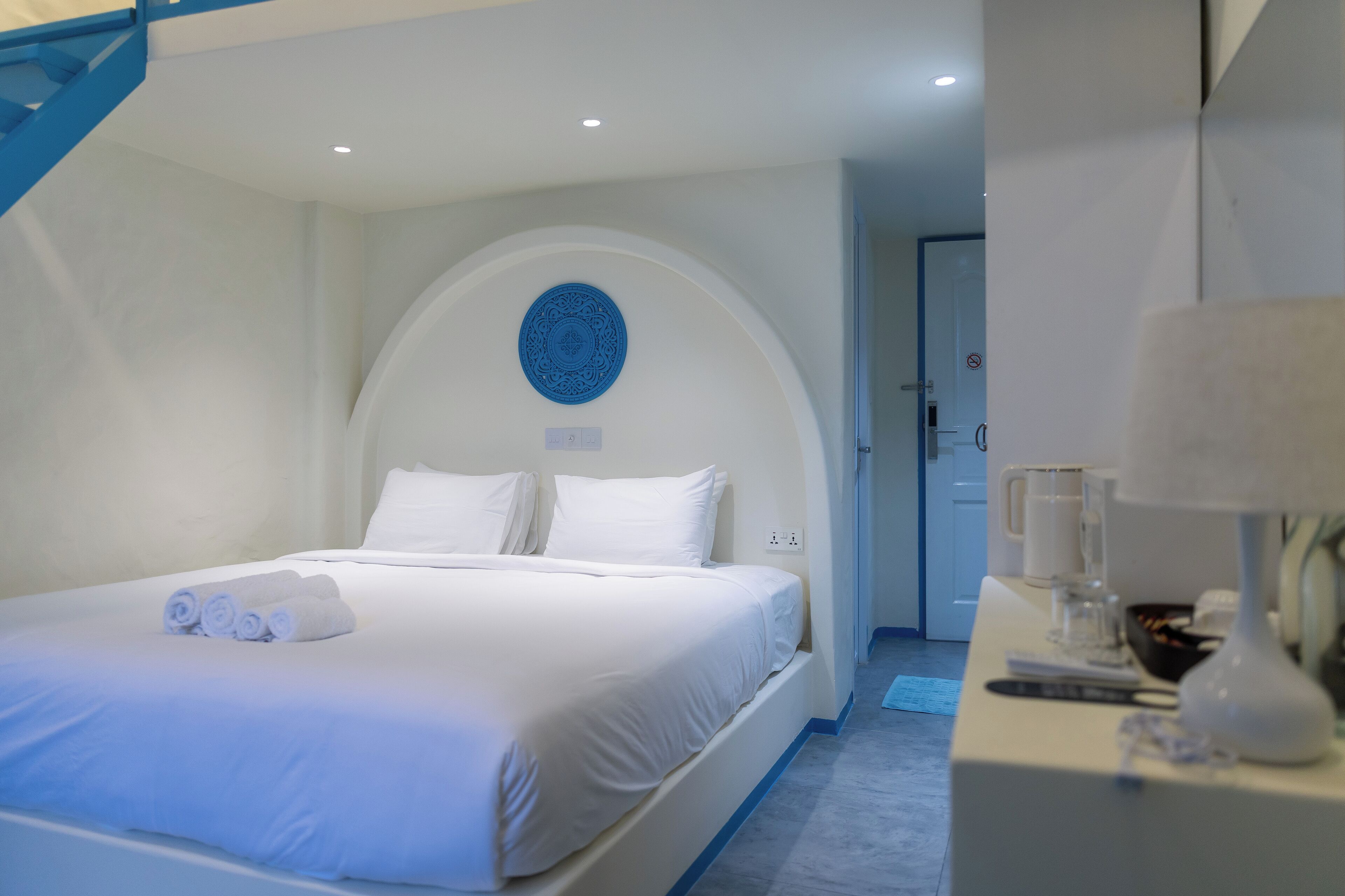 Habitación cuádruple, balcón, vistas a la ciudad | Ropa de cama de alta calidad, colchones viscoelásticos, minibar