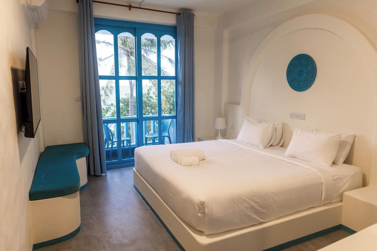 Kahden hengen deluxe-huone, parveke, merinäköala | Ylelliset vuodevaatteet, memory foam -patjalliset sängyt, minibaari