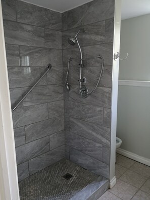 Towels, soap, toilet paper - Cozy Apartment, 1200 sq. Fanshawe College & Western University, free parking. (London)