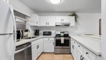 Condo, 2 habitaciones | Cocina privada | Refrigerador, horno, cafetera y tetera y tostadora