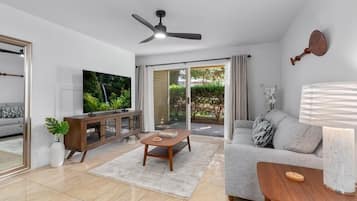 Condo, 2 habitaciones | Área de sala de estar | Smart TV