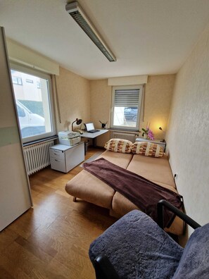 2 عدّة غرف نوم ومكواة/لوح كي وواي فاي وملاءات أسرّة