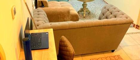 Phòng tập thể tiện nghi đơn giản, ban công, quang cảnh kênh | Truy cập Internet không dây miễn phí