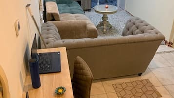 Dormitorio compartido Confort, balcón, vista al canal | Área de sala de estar