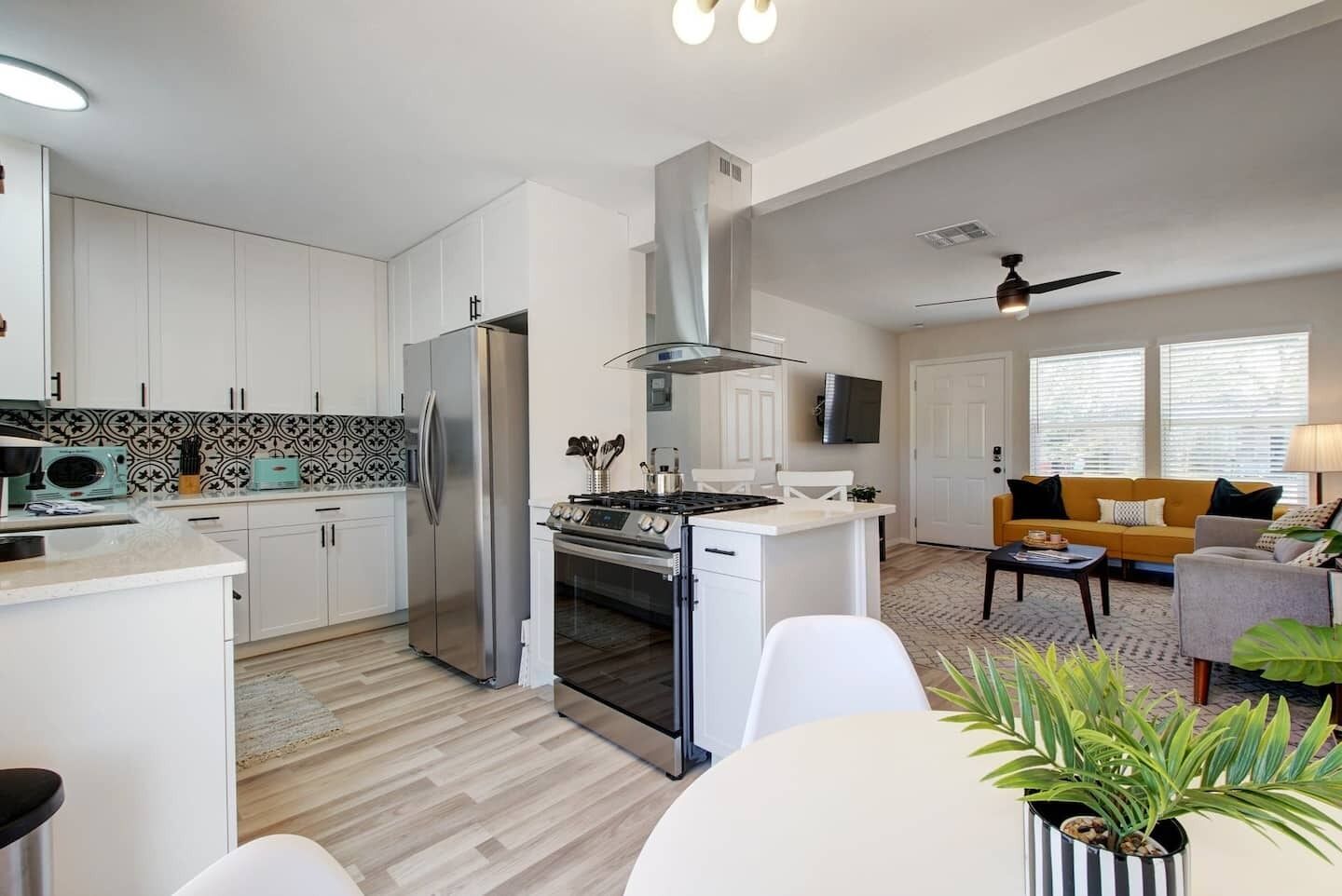 Refrigerador, microondas, horno y parrilla de estufa 