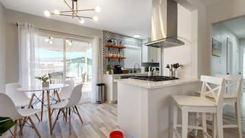 Frigorifero, microonde, forno, piano cottura