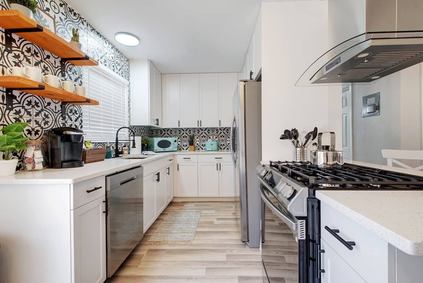 Frigorifero, microonde, forno, piano cottura