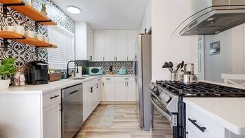 Frigorifero, microonde, forno, piano cottura