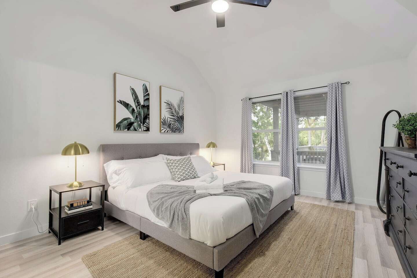 3 間睡房、書桌、熨斗/熨衫板、可攜式嬰兒床