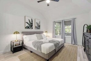 3 bedrooms, desk, iron/ironing board, travel crib - Summer Special 30Day | 15min SoCo | 20min COTA (Austin)