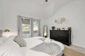 3 soveværelser, skrivebord, strygejern/strygebræt, weekendseng