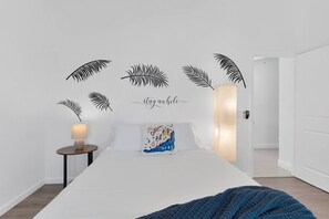 4 habitaciones, escritorio y tabla de planchar con plancha 