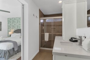 4 habitaciones, escritorio y tabla de planchar con plancha 