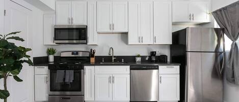 Réfrigérateur, micro-ondes, four, plaque de cuisson