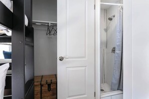 Dusche, Haartrockner, Handtücher, Shampoo