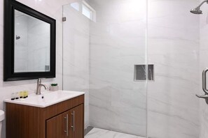 Dusche, Haartrockner, Handtücher