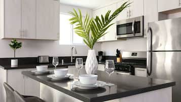 Frigorífico, microondas, horno y placa de cocina