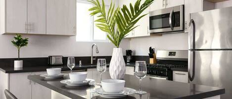 Kjøleskap, mikrobølgeovn, ovn og kokeplater