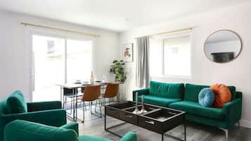 Una televisión, una oficina