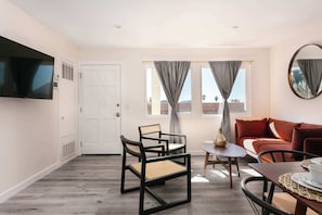TV - Family-Friendly 2BR Home, Free Parking | Sleeps 6! (Glendale)