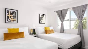 Tabla de planchar con plancha, wifi y ropa de cama