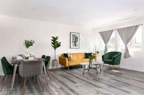 Dining - Luxury 3BR Condo Near Americana and Galleria (Glendale)