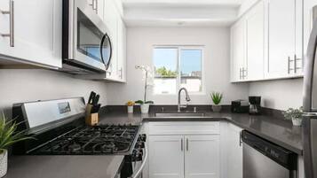 Jääkaappi, mikroaaltouuni, uuni, liesi