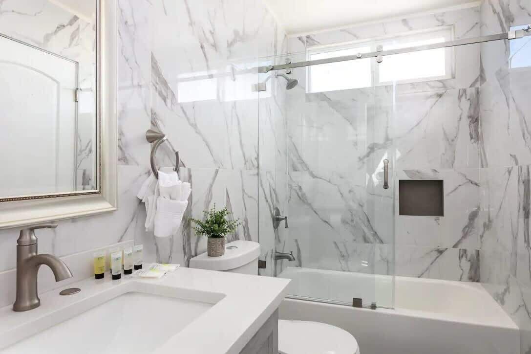 Dusche, Haartrockner, Handtücher, Shampoo