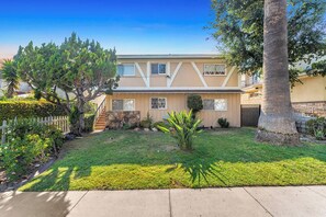 Exterior - Luxury 3BR Condo Near Americana and Galleria (Glendale)