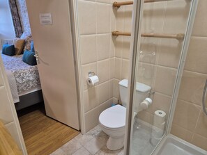 Shower, hair dryer, bidet, towels - La Fiere Bridge Guesthouse (Sainte-Mère-Église)