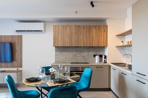 Frigorífico, microondas, horno y placa de cocina